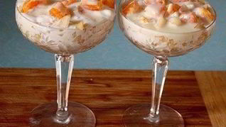 Слоеный фруктовый десерт с пломбиром и печеньем