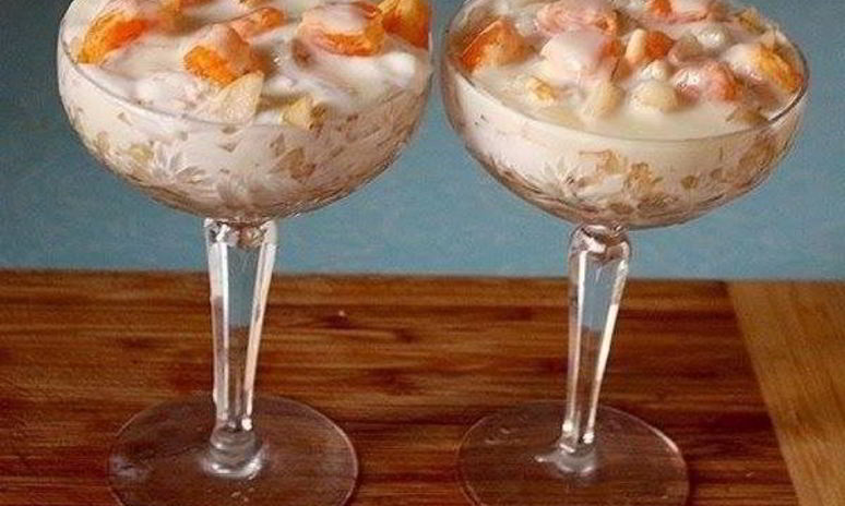 Рецепт слоеного фруктового десерта с пломбиром и печеньем