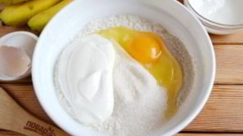 банановый пирог со сметанной заливкой