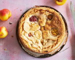 Безглютеновый пирог на гречневой и миндальной муке с абрикосами