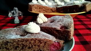 Бисквитный пирог с вишней