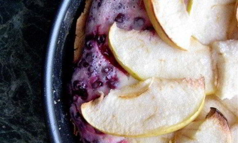 Рецепт брусничного пирога с яблоками