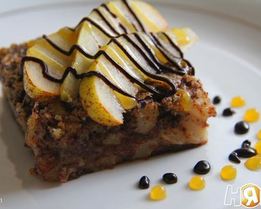 Грушевый пирог с миндалем и шоколадом