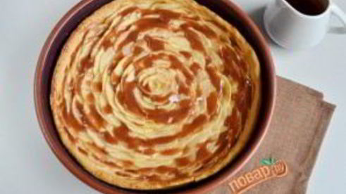 карамельный яблочный пирог роза
