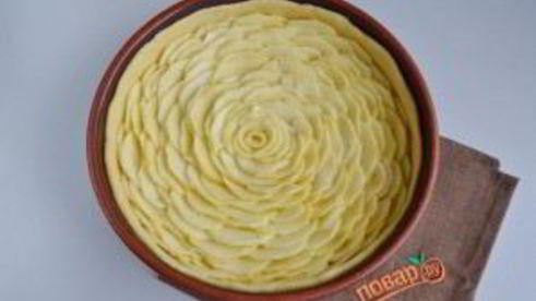 карамельный яблочный пирог роза