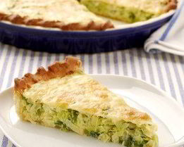 Киш со спаржей, луком-пореем и грюйером