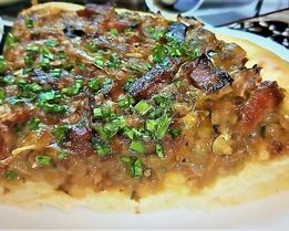 Луковый открытый пирог с копченостями