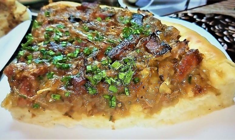 Рецепт лукового открытого пирога с копченостями