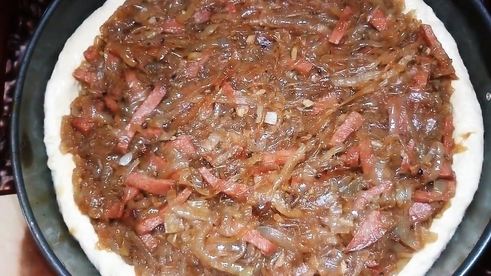 луковый открытый пирог с копченостями