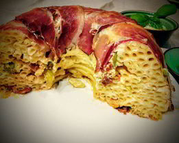 Макаронный пирог с базиликовым соусом