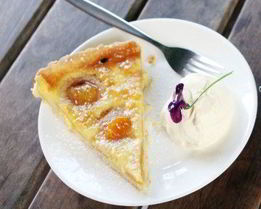 Открытый пирог с абрикосами и миндалем