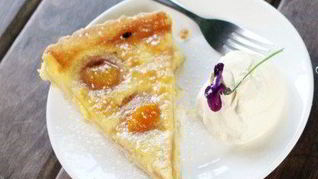 Открытый пирог с абрикосами и миндалем