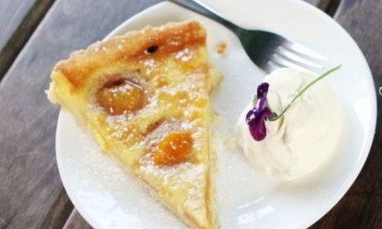 Рецепт открытого пирога с абрикосами и миндалем