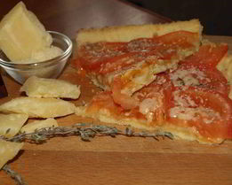 Открытый пирог с помидорами, тимьяном и сыром