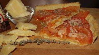 Открытый пирог с помидорами, тимьяном и сыром