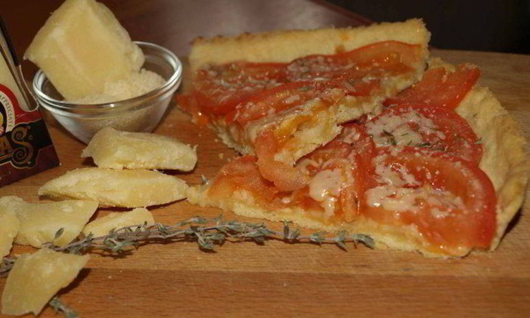 Рецепт открытого пирога с помидорами, тимьяном и сыром