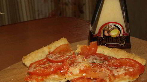 открытый пирог с помидорами, тимьяном и сыром