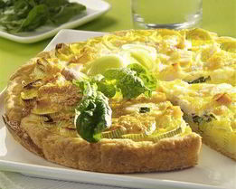 Открытый пирог с сыром и луком-пореем