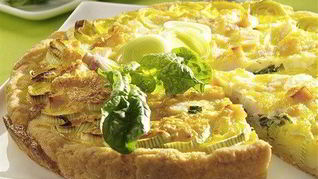 Открытый пирог с сыром и луком-пореем