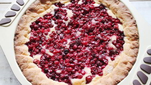 песочный пирог с брусникой