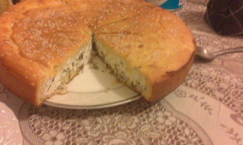 Рецепт пирога из кукурузной муки с творогом, тмином и пряными травами