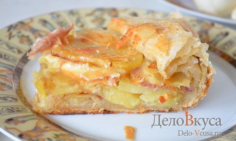 Рецепт пирога из слоеного теста с картошкой, прошутто и сыром скаморца