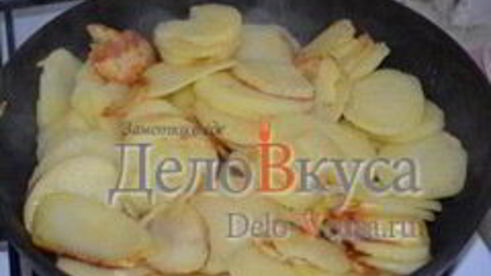 пирог из слоеного теста с картошкой, прошутто и сыром скаморца