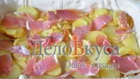 пирог из слоеного теста с картошкой, прошутто и сыром скаморца