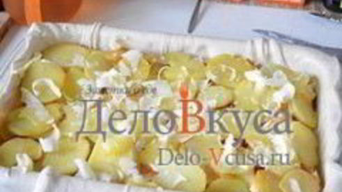 пирог из слоеного теста с картошкой, прошутто и сыром скаморца