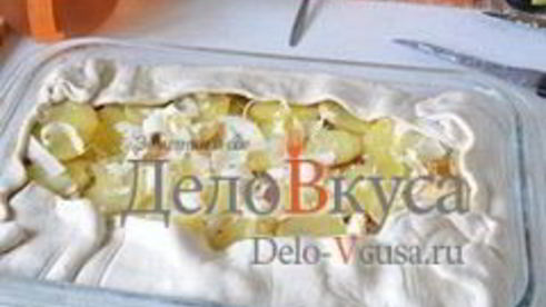 пирог из слоеного теста с картошкой, прошутто и сыром скаморца