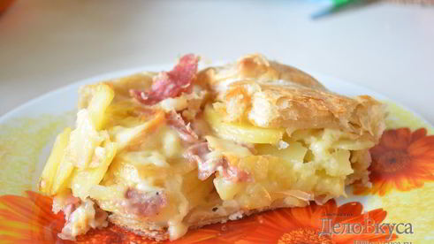 пирог из слоеного теста с картошкой, прошутто и сыром скаморца