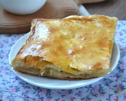 Пирог из слоеного теста с яблоками