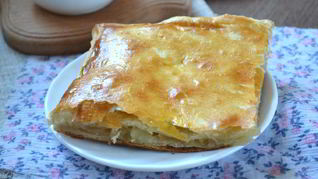 Пирог из слоеного теста с яблоками