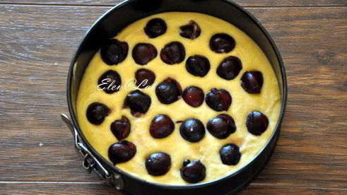 пирог с черешней на кукурузной муке