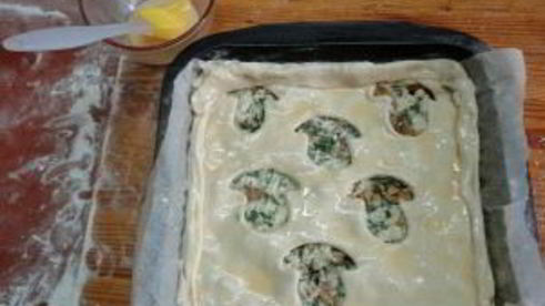 пирог с грибами из слоеного бездрожжевого теста