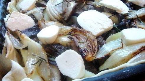 пирог с картофелем , грибами и розмарином