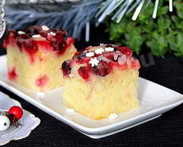 Пирог с клюквой и сахарной глазурью