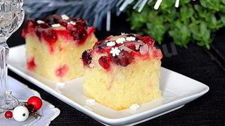 Пирог с клюквой и сахарной глазурью