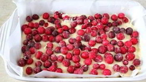 пирог с клюквой и сахарной глазурью