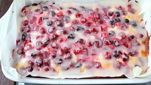 пирог с клюквой и сахарной глазурью