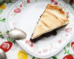 Пирог с клюквой и шоколадным кремом на песочном тесте