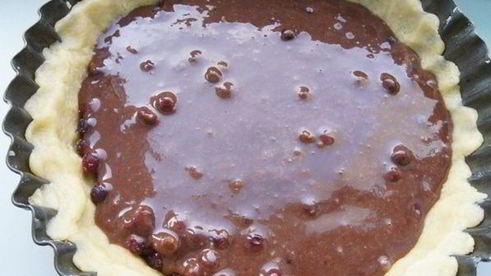 пирог с клюквой и шоколадным кремом на песочном тесте