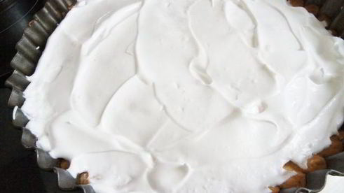 пирог с клюквой и шоколадным кремом на песочном тесте