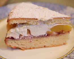 Пирог с персиками и взбитыми сливками