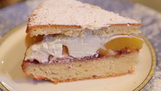 Пирог с персиками и взбитыми сливками