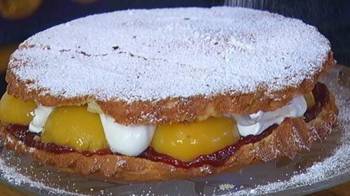 пирог с персиками и взбитыми сливками