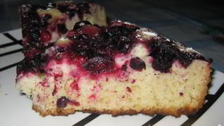 Пирог со смородиной в мультиварке