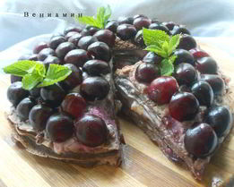 Шоколадный блинный пирог с маскарпоне и черешней