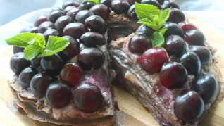 Шоколадный блинный пирог с маскарпоне и черешней