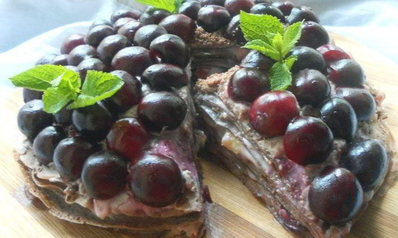 Рецепт шоколадного блинного пирога с маскарпоне и черешней